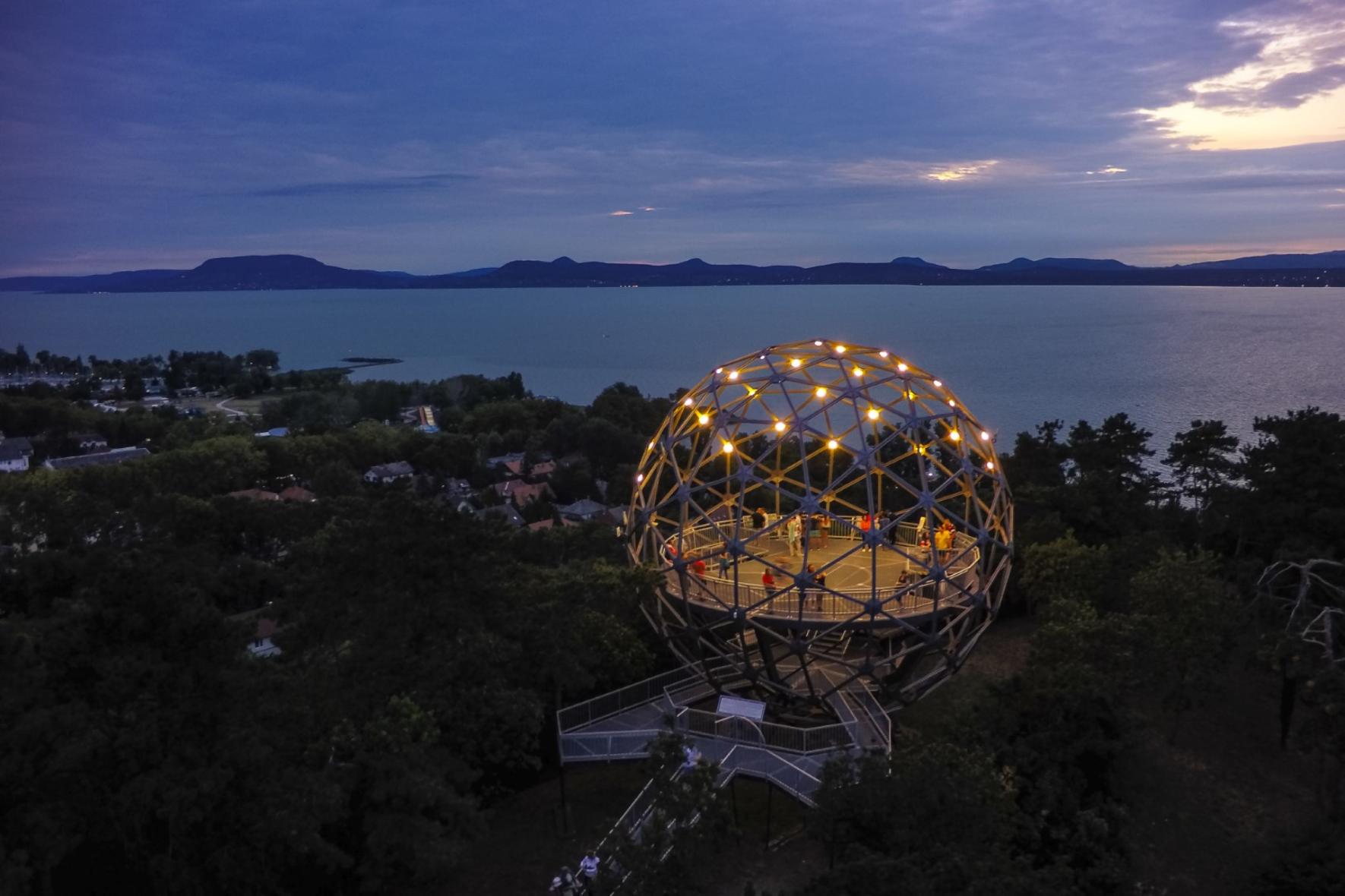 Xantus János Gömbkilátó és Magasösvény 