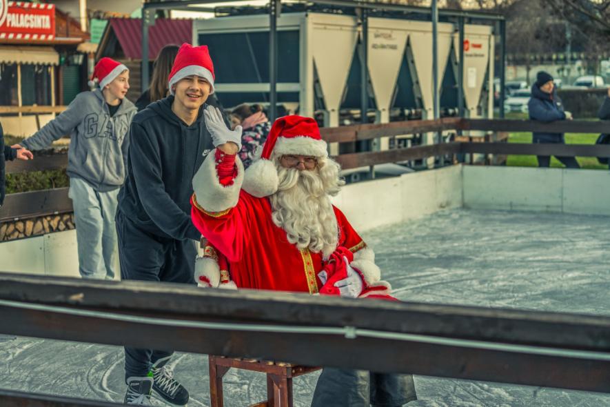 Érkezik a Mikulás a Fonyódi műjégpályára