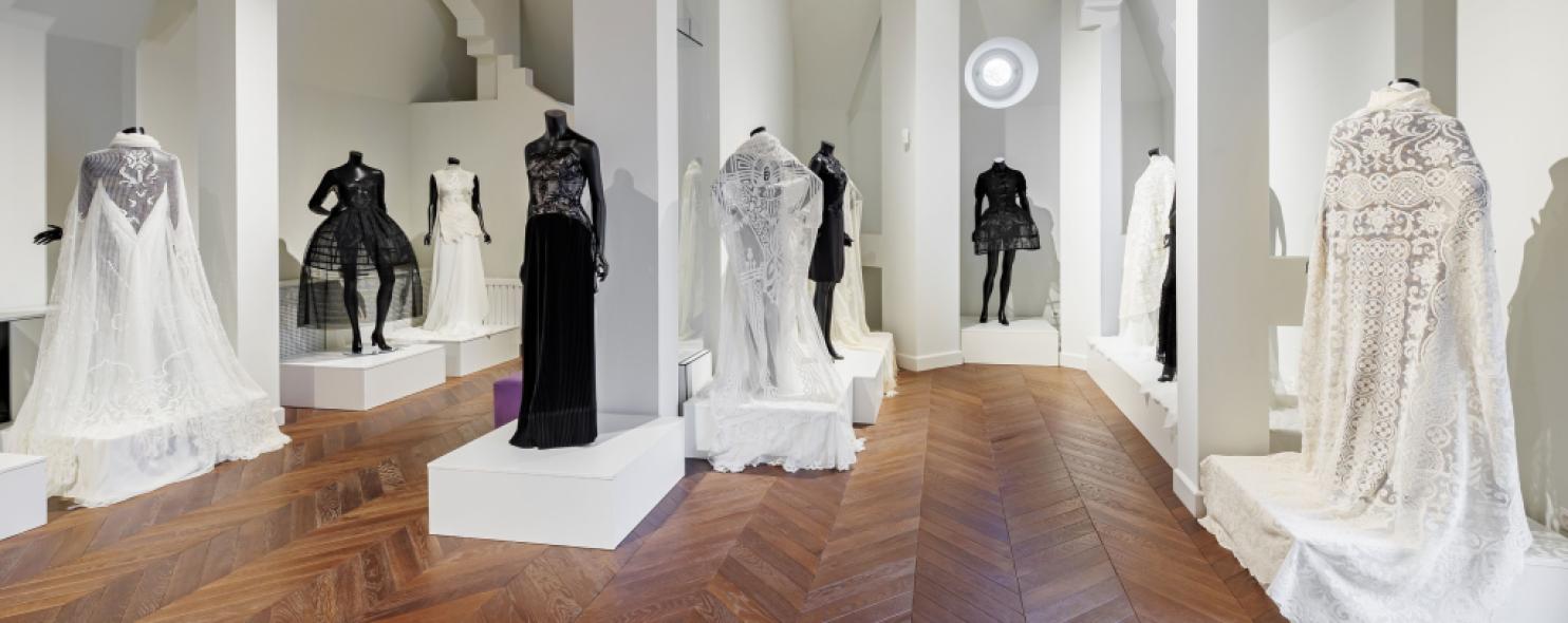 Exkluzív tárlatvezetés Zoób Katival - Csipke / Csend/ Idő