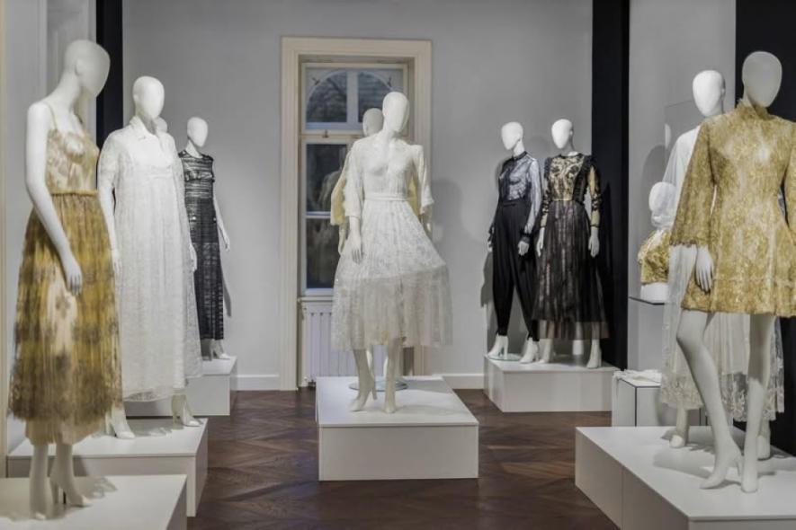 Exkluzív tárlatvezetés Zoób Katival - Csipke / Csend/ Idő