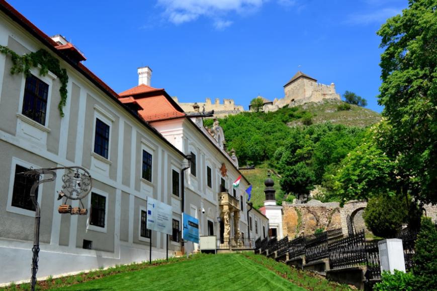 Barokk elegancia és interaktív tárlat a sümegi várhegy lábánál