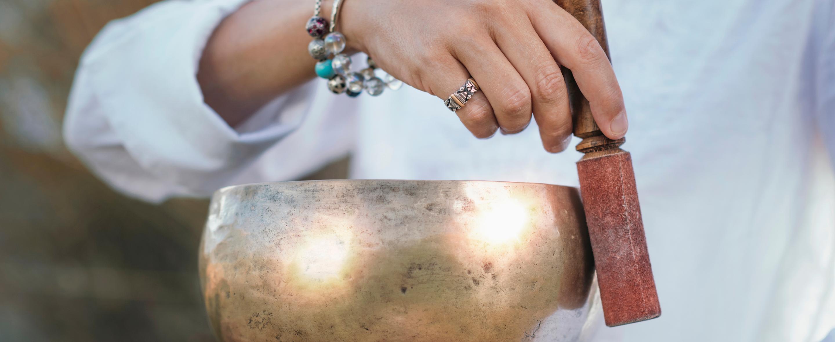 Hangfürdő hangtálakkal és meditációs hangszerekkel Siófokon