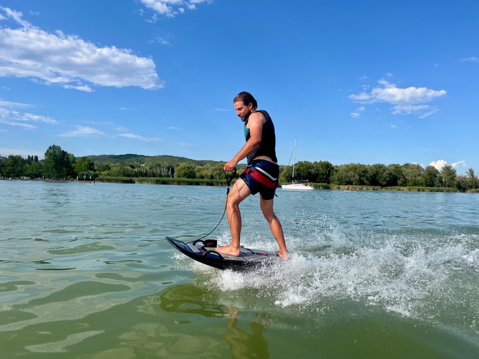 Jetboard elektromos szörfözés oktatással Gyenesdiáson