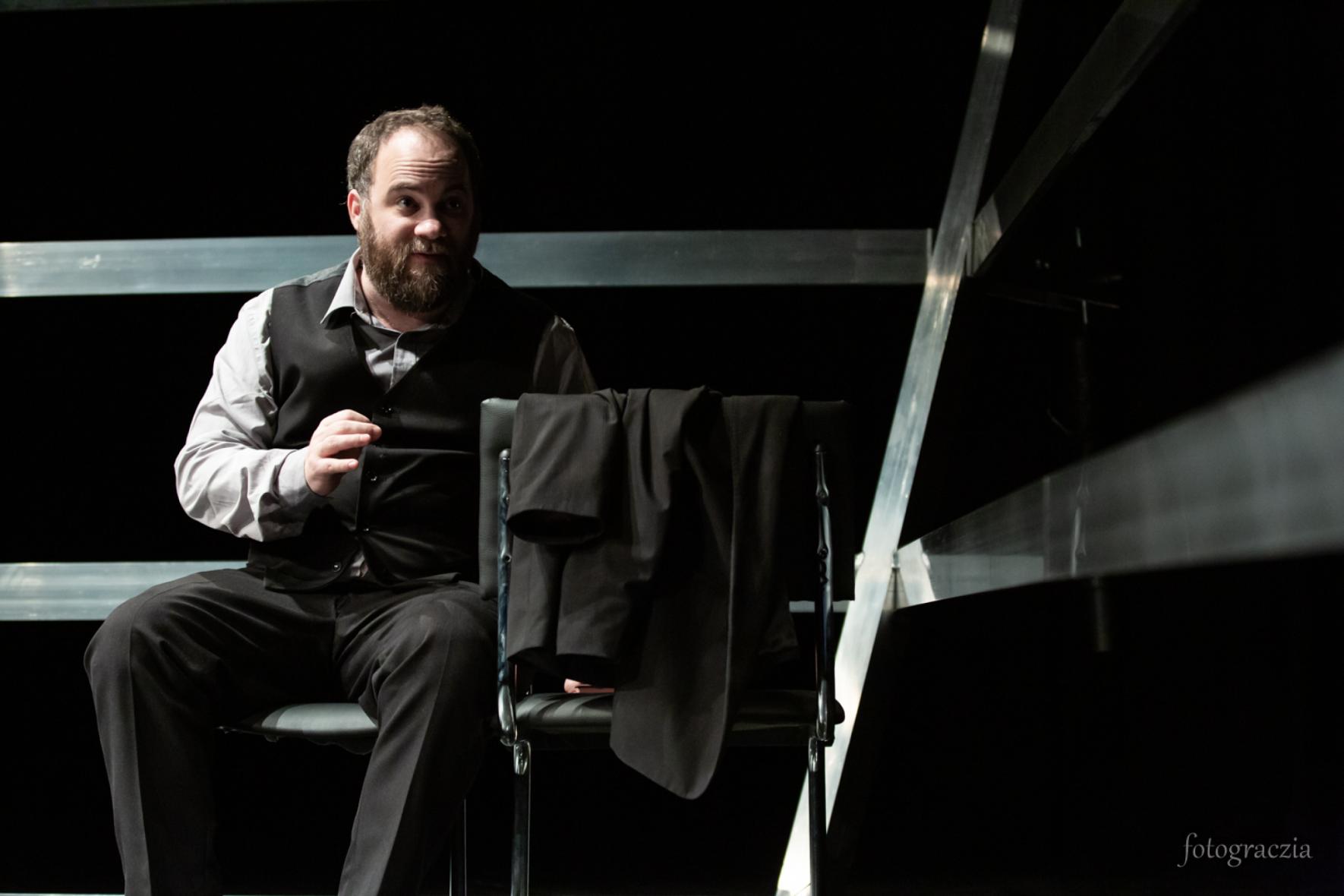 FEKETE–FEHÉR – díjnyertes monodráma Szentbékkállán