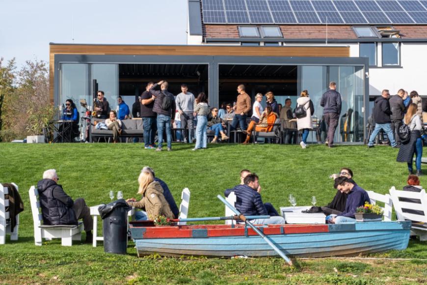 Őszi élmények a teltházas Nivegy-völgyi Borpikniken